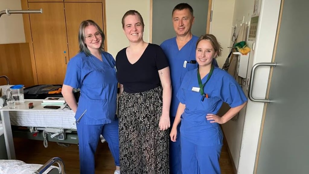 Genesen nach Horror-Unfall mit Flixbus: Sofie Quast (Mitte), kurz bevor sie das Helios Park-Klinikum Leipzig verlassen durfte.