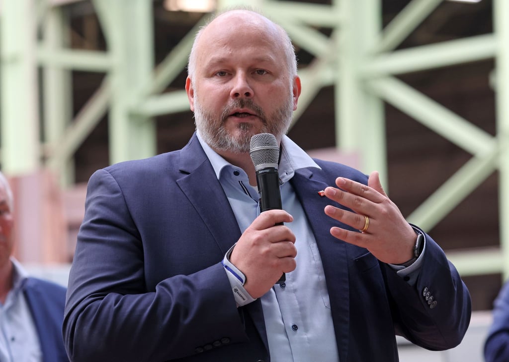 Der Bezirksleiter der IG Metall Küste Daniel Friedrich spricht auf einer Pressekonferenz.