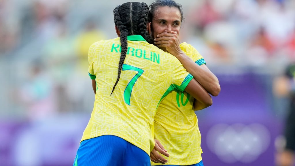 Marta musste nach ihrer Roten Karte unter Tränen das Spielfeld verlassen.