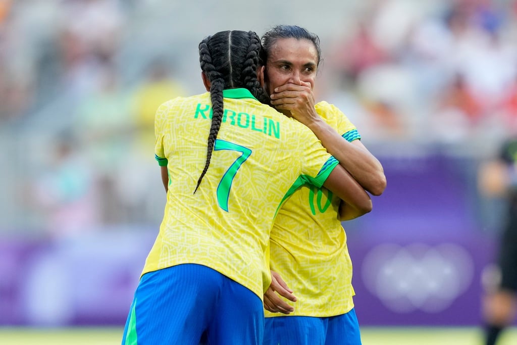 Marta musste nach ihrer Roten Karte unter Tränen das Spielfeld verlassen.