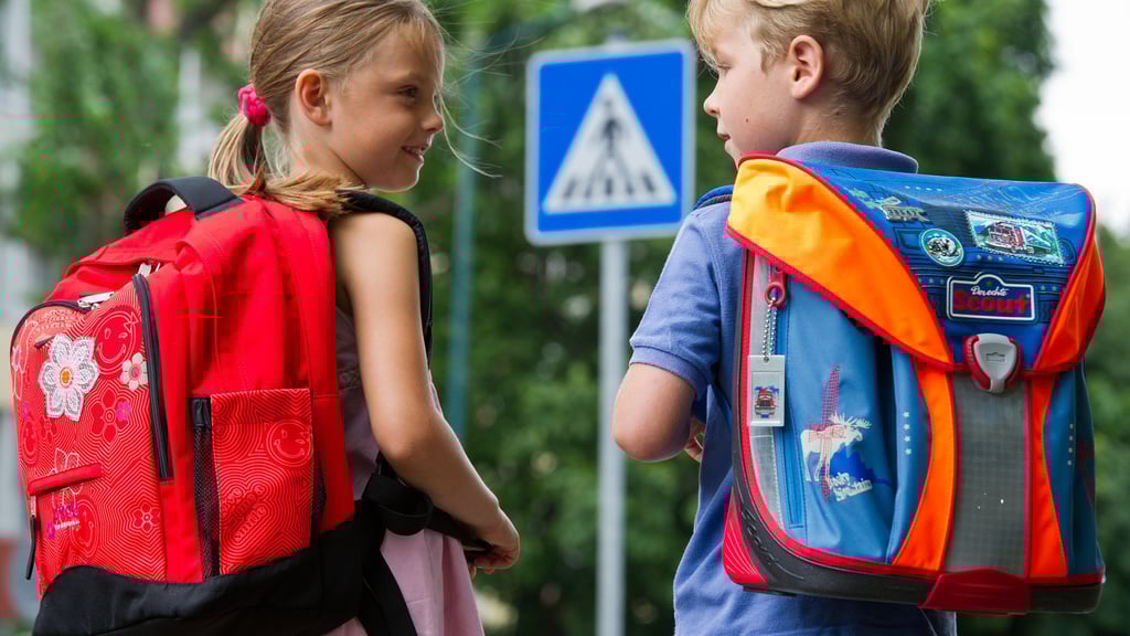 Zögern Kinder am Zebrastreifen, die Straße zu überqueren, sollten Autofahrer ruhig abwarten und auf keinen Fall Handzeichen geben.