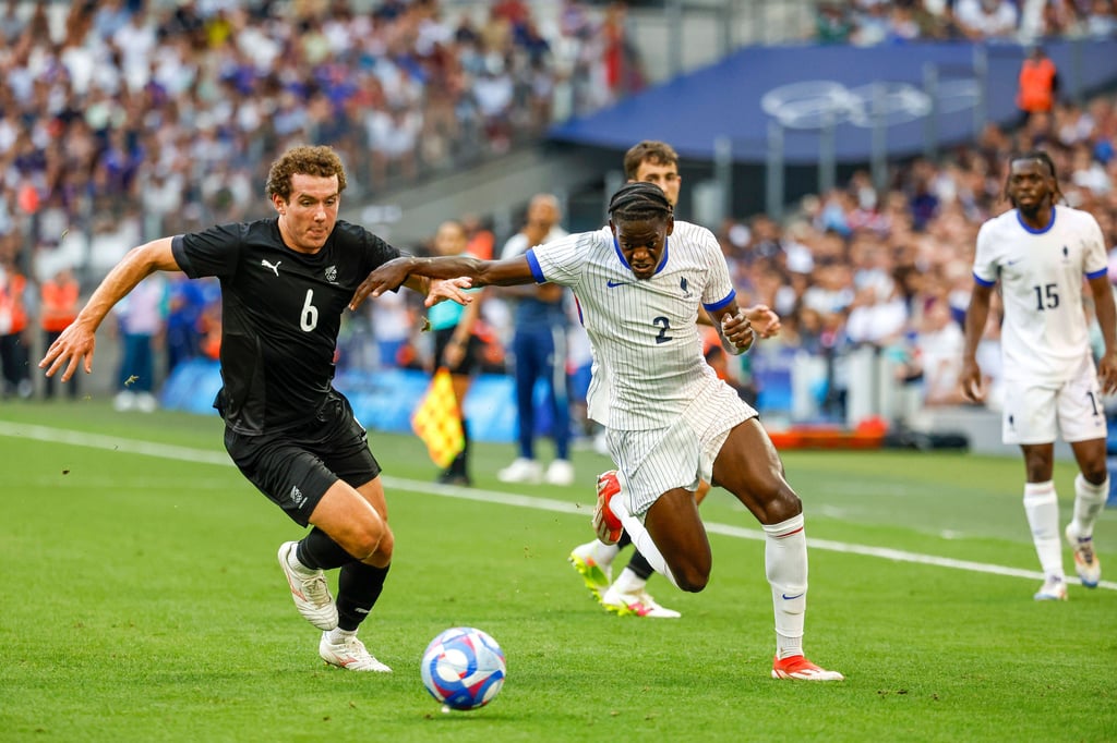 Castello Lukeba (r.) von RB Leipzig hält sich einen Gegner vom Leib.