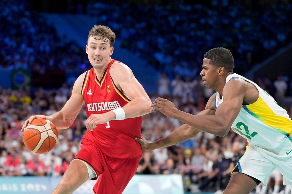 Die deutschen Basketballer um Franz Wagner (l.) haben bei Olympia das Ticket nach Paris sicher.