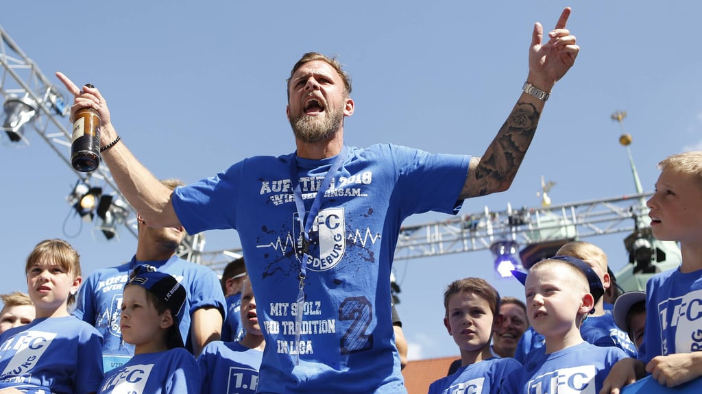 Felix Schiller bei der Aufstiegsfeier auf dem Rathausplatz im Jahr 2018: Der 1. FC Magdeburg stieg in die 2. Liga auf.