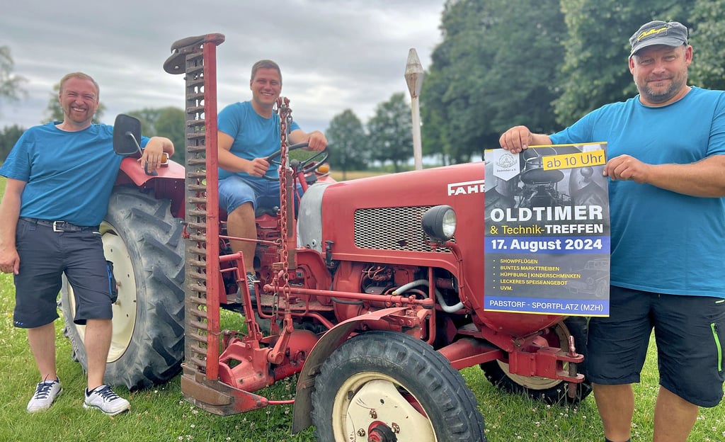 Eike Abraham, Felix Haas mit seinem historischen Traktor aus dem Jahr 1959 und Michael Köhnau (von links) freuen sich auf das Treffen.