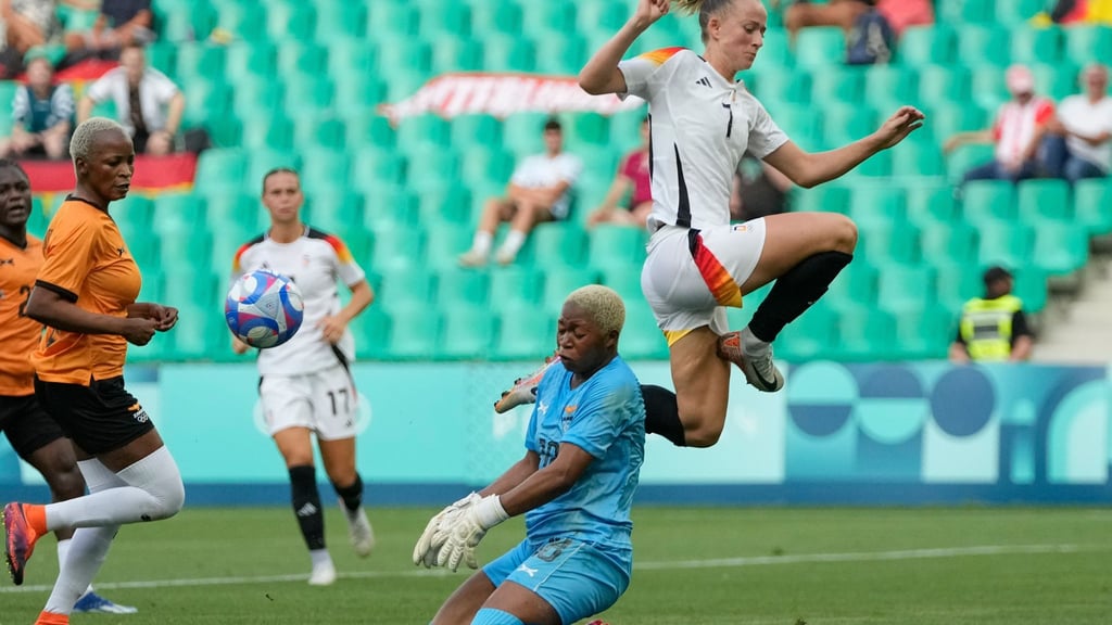 Schulterschmerzen nach Sturz: Lea Schüller