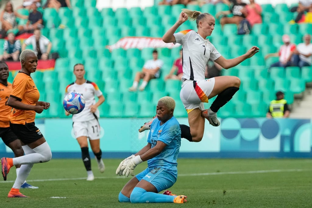 Schulterschmerzen nach Sturz: Lea Schüller