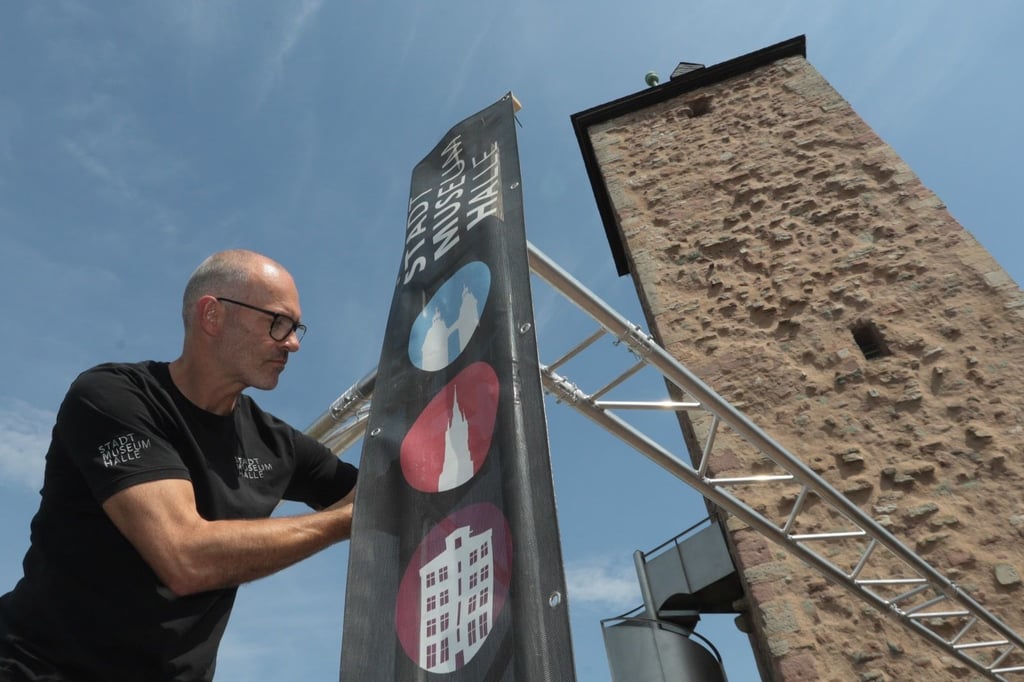 Techniker Gunnar Arzberger bei letzten Arbeiten für das Sommerkino auf der Oberburg Giebichenstein
