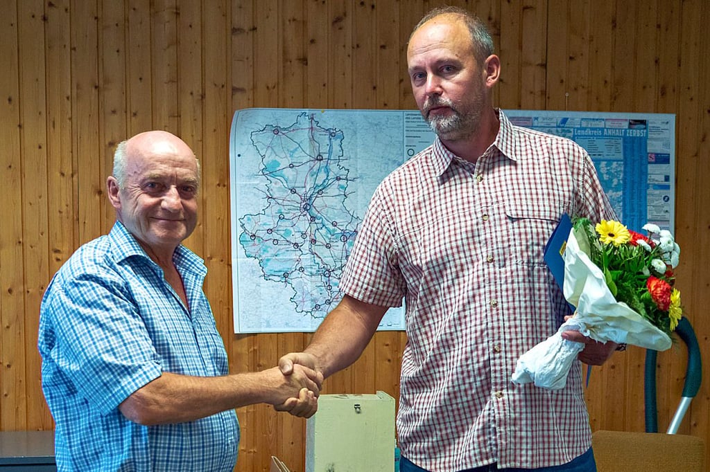 Burkhard Rehse (l.) gratuliert Christian Schunke, seinem Amtsnachfolger als Ortsbürgermeister von Lübs.