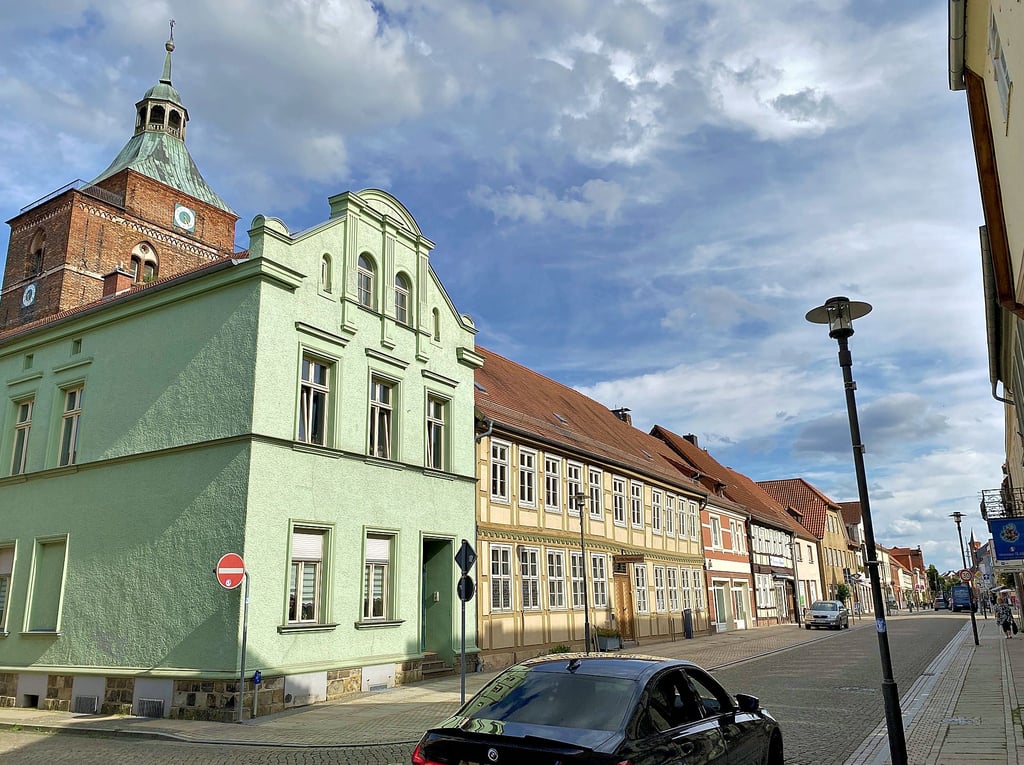 Die Altstadt und die Nicolaikirche in Osterburg sind laut ChatGPT Wahrzeichen der Stadt.