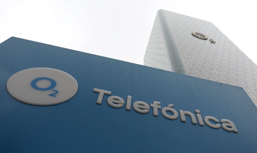 Das Logo des Telekommunikationsanbieters O2 Telefónica ist auf einem Schild vor der Deutschlandzentrale am Uptown-Hochhaus zu sehen. Das Unternehmen will künftig mehr Antennen in Naturschutzgebieten aufstellen.