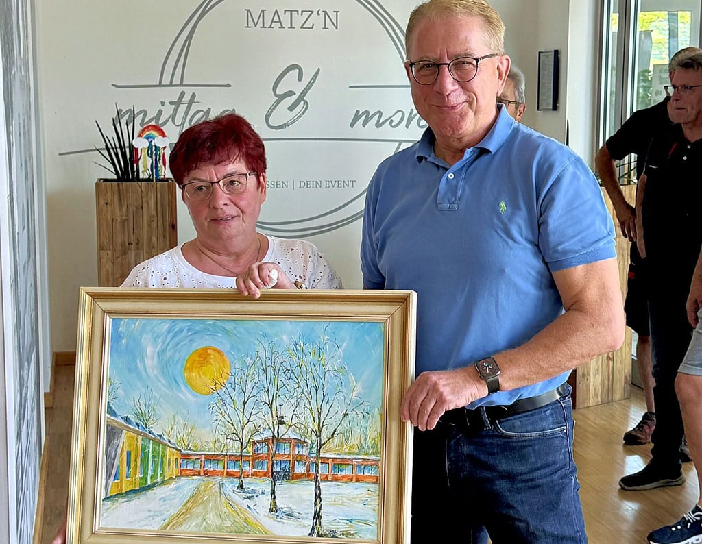Detlef Friedrich überraschte Birgit Arndt mit einem Gemälde der Kita von Rolf Ulrich Otto.