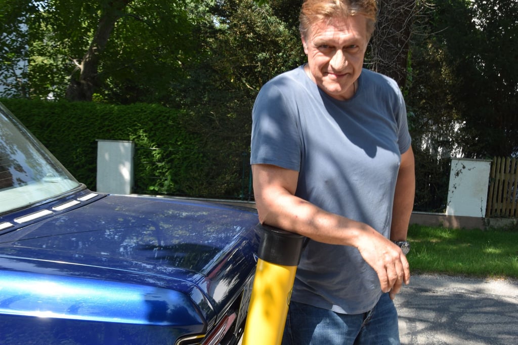 Schauspieler Andreas Maria Schwaiger und sein Pfosten, der bei einem Aufprall zurückweicht.