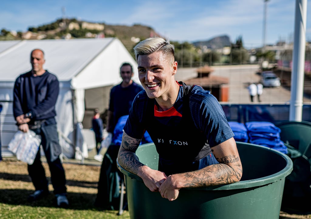 Benjamin Sesko in der Eistonne im RB-Trainingslager in La Manga/Spanien Winter 2024