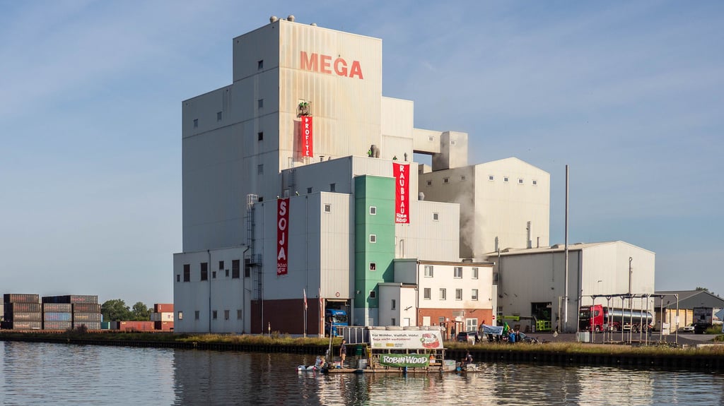 Banner am Futtermittelwerk Mega in Haldensleben: Die Protest-Aktion haben Umweltaktivisten der Vereine "Robin Wood" und "Aktion Agrar" in Haldensleben auf die Beine gestellt.