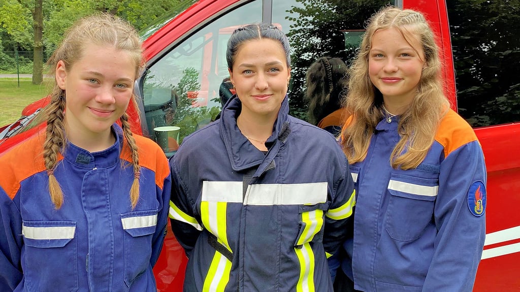 Hatten zusammen viel Spaß im Zeltlager der Jugendfeuerwehren in Stendal (von links): Lilly-Ann Höfel, Lagerleiterin Sarah Stoppock und Marlene Wulff.