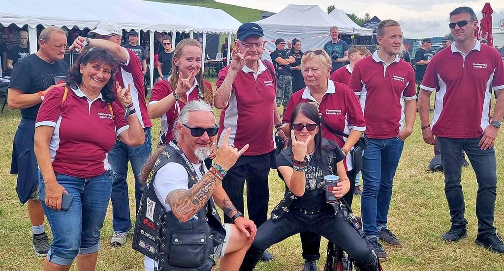 Der Fanfarenzug Lüderitz geht unter die Hard-Rocker. Die „Pommesgabel“ – der Gruß der Metalfans – sitzt schon mal.