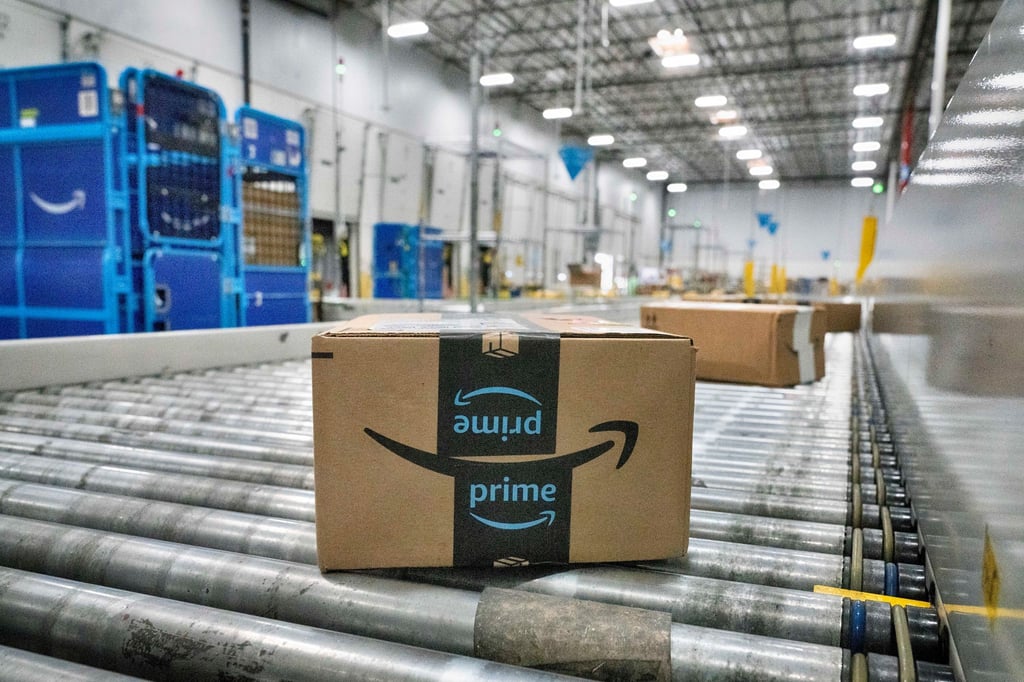 Ein Amazon-Paket auf dem Förderband einer Zustellstation
