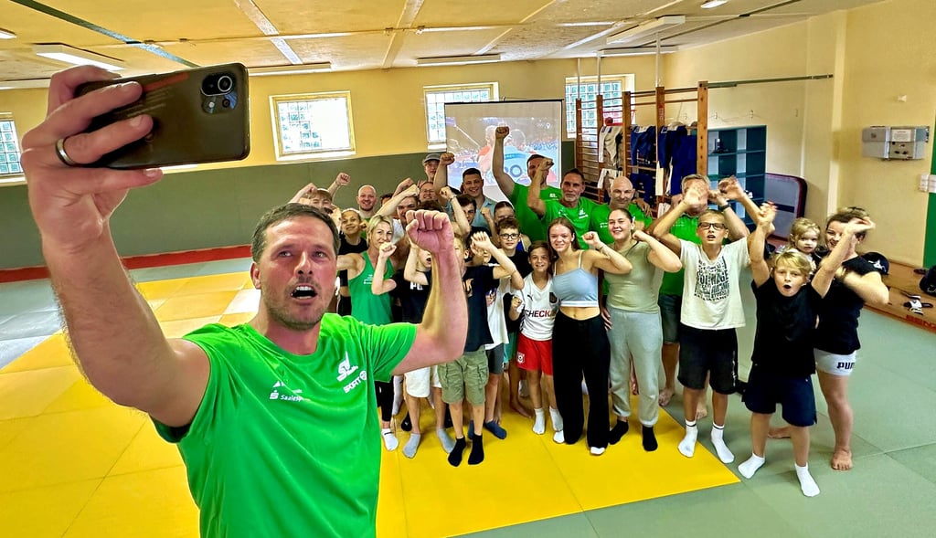 Ein Selfie als Gruß für Miriam Butkereit nach Paris: Nach dem Gewinn der Silbermedaille war der Jubel in der Judohalle groß.