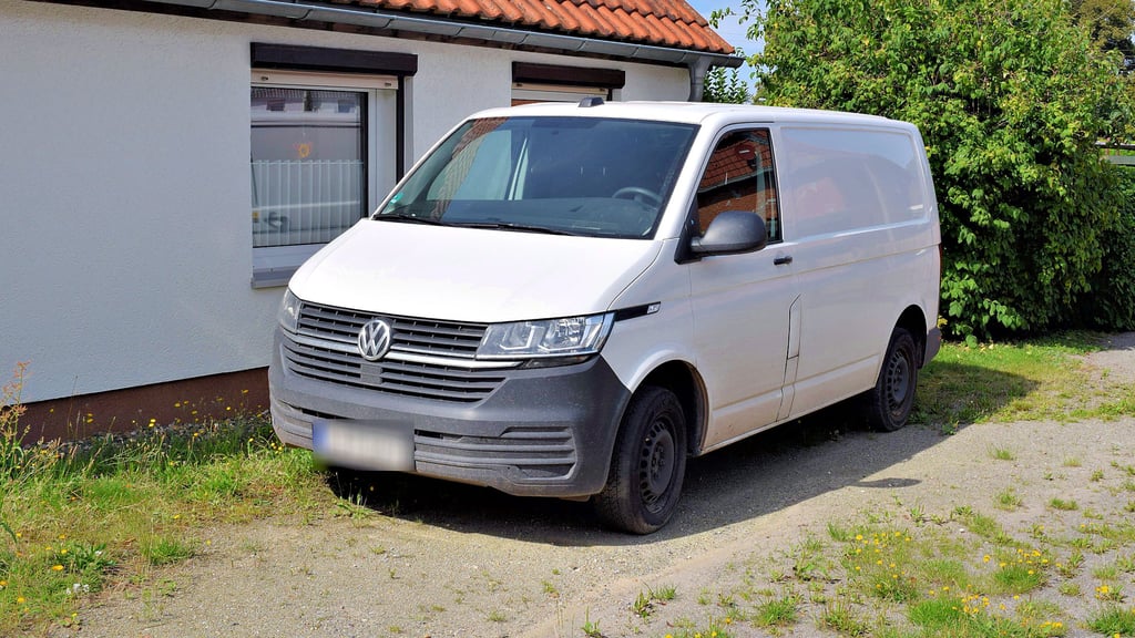 Bereits in der fünften Woche steht ein defektes Auto in einer Nebenstraße in Behnsdorf. Mit dem Auto wurden im Internet bestellte Waren ausgeliefert, ehe es vor Ort kaputt ging.