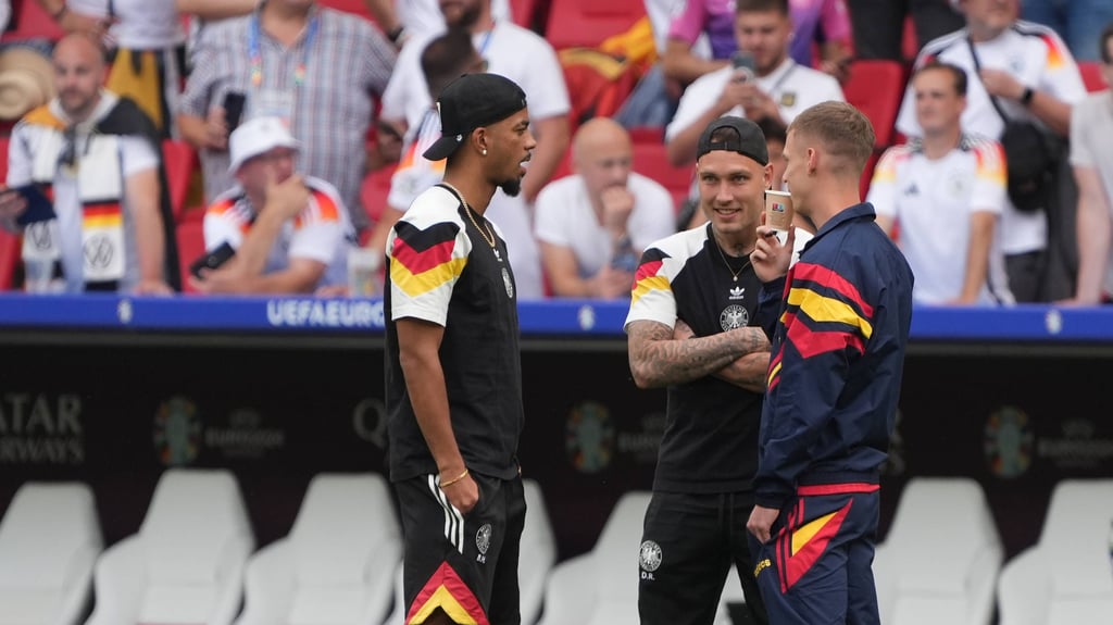 Die RB-Spieler Henrichs, Raum und Olmo im Gespräch vor dem EM-Duell zwischen Deutschland und Spanien