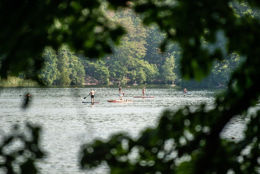 Am Berliner Schlachtensee lässt es sich am Donnerstag bei bestem Badewetter und reichlich Sonne gut aushalten. (Archivbild)