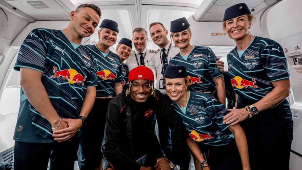 Im neuen RB-Dress: Mo Simakan (vorn) und die Crew im Flieger nach Miami