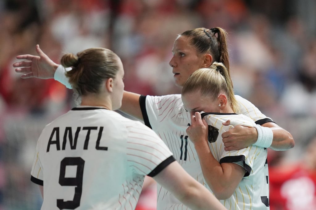 Die deutschen Handballerinnen halten gegen Dänemark lange gut mit.