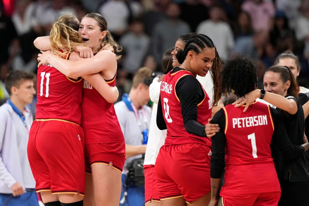 Die deutschen Basketballerinnen bejubeln den Viertelfinal-Einzug bei Olympia.