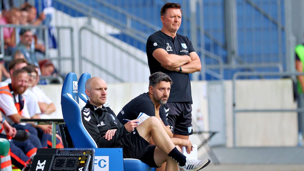Voller Fokus auf die neue Saison in der zweiten Bundesliga mit dem 1. FC Magdeburg: Christian Titz und seine Co-Trainer André Kilian und Silvio Bankert (v. r.) .