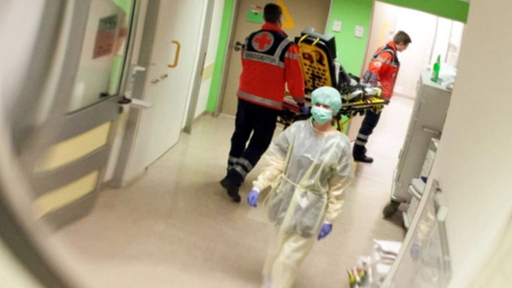 Eine Frau wurde bei einem Unfall in Halle schwer verletzt. Sie flüchtete vor einer Ticketkontrolle.