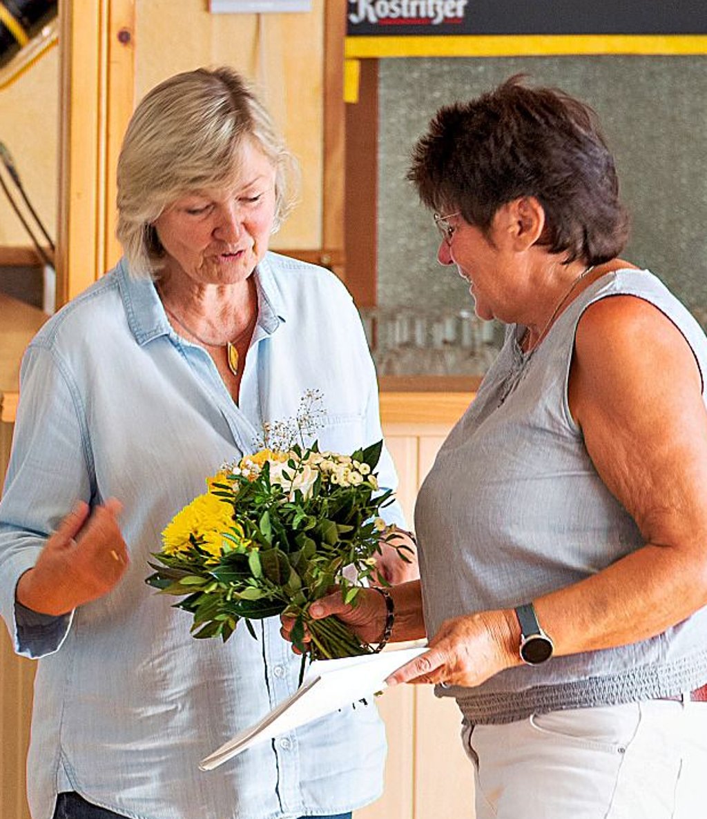 VG-Chefin Kerstin Beckmann (l.) gratuliert Petra Stadelmann zum „70.“.