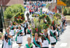 Einer der Höhepunkte des Hüttenröder Grasedanzes ist der große Festumzug am Sonntagmittag, wenn die Grasedanzfrauen mit ihren blumengeschmückten Kiepen und Harken, begleitet von einer Musikapelle, Festgästen und befreundeten Vereinen, durch den Ort ziehen. Bereits seit 1885 wird dieses Brauchtumsfest gefeiert, bei dem die Frauen im Mittelpunkt stehen.