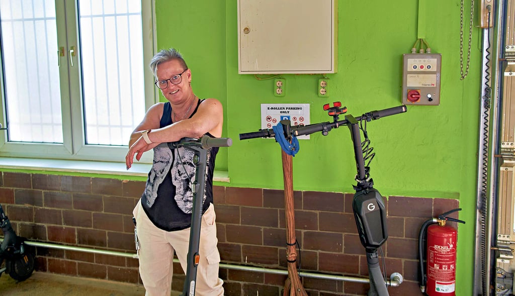 Yvonne Scholl arbeitet bei Regiocom und fährt oft mit dem E-Scooter zur Arbeit. In dem Raum können die Mitarbeiter die Roller jetzt parken.