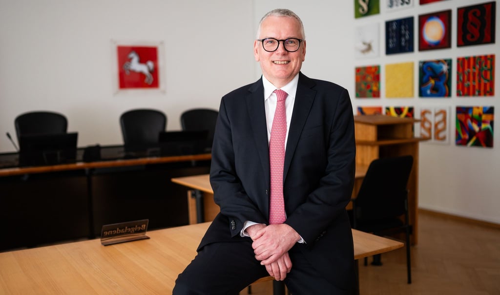 Der drohende erhebliche Stellenabbau für Richterinnen und Richter am Verwaltungsgericht sorge für große Verunsicherung, sagt OVG-Präsident Frank-Thomas Hett.