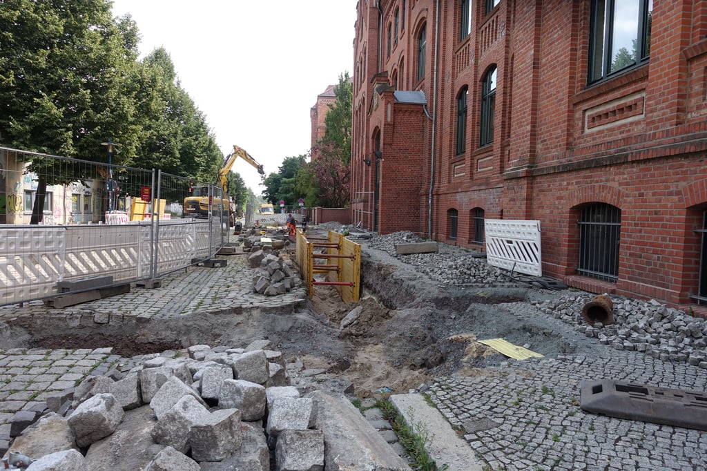 Der Gehwegbereich direkt vor der Gemeinschaftsschule "Heinrich Heine" in Magdeburg ist aufgerissen. Bis zum Ende der Sommerferien ist der Bauabschnitt nicht fertig geworden.