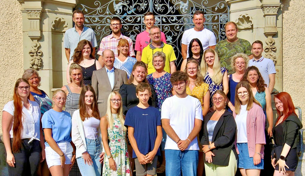 Hanna Angermann (vorn von links), Helena Baumbach, Lilli Reneé Krengel, Alina Wellbrock, Max Maier, Robert Alexander Neugebauer, Caroline Bergner, Bianca Hecht und Jasmin Piehl sind die neuen Azubis der Stadt Bernburg, die von ihren Ausbildern und dem stellvertretenden Oberbürgermeister Paul Koller begrüßt wurden. Indes hat Josie Gonsiorczyk (gelbe Bluse) ihre Ausbildung erfolgreich beendet.