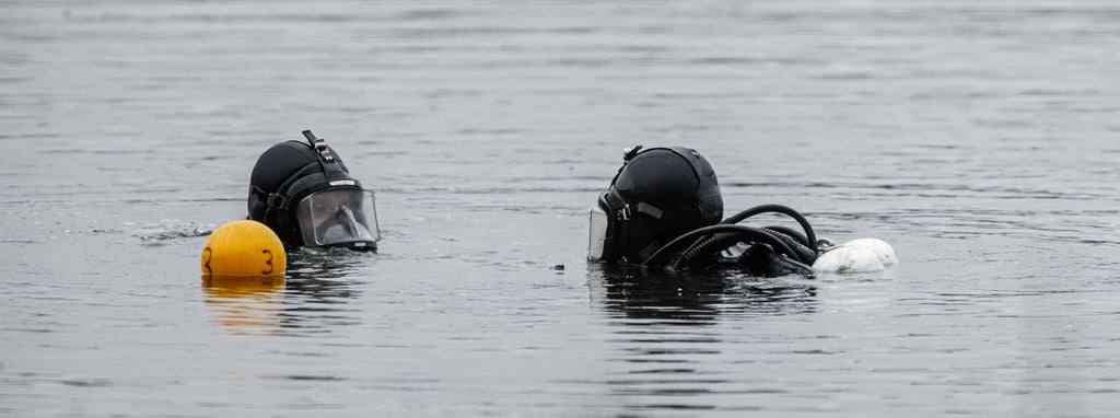 Polizeitaucher warem im Einsatz an der Muldebrücke in Friedersdorf. Passanten vermuteten, dass die Taucher nach einer Leiche gesucht haben.