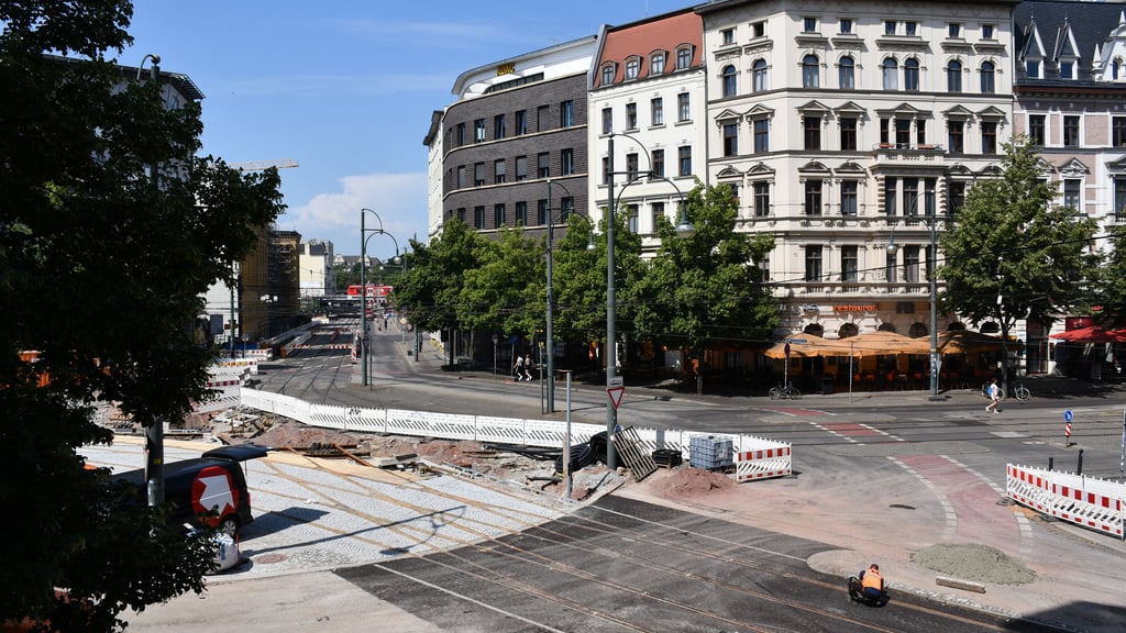 Die Sternstraße ist für Autofahrer am Magdeburger Hasselbachplatz wieder befahrbar.