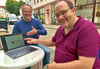Marcus Kaloff (l.) und Moritz Meidert zeigen auf das Burger Campus-Projekt "WerkStadt der Träume". 