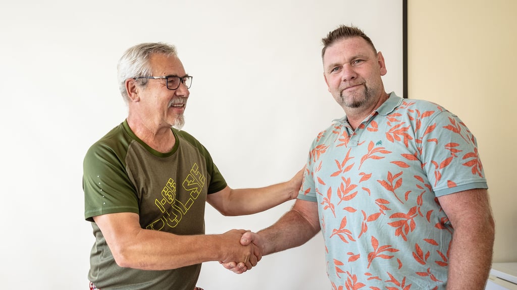 Im Annaburger Rathaus gratuliert Jürgen Lehmann (l.) Peter Kerz als neuem Ortsbürgermeister.