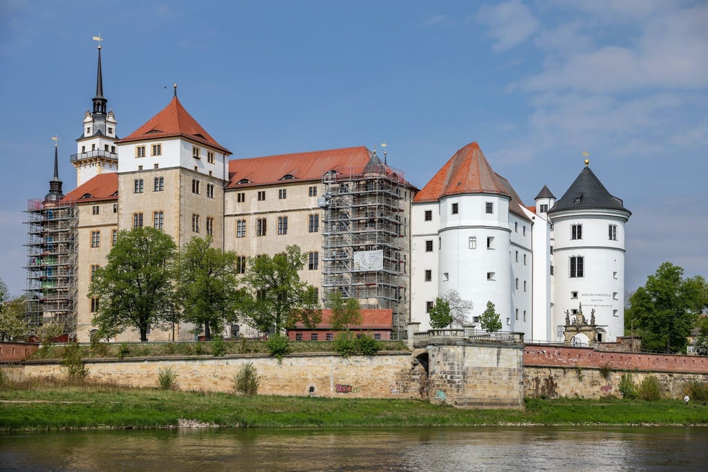 Die Fassade von Schloss Hartenstein an der Elbe wird saniert. (Archivbild)