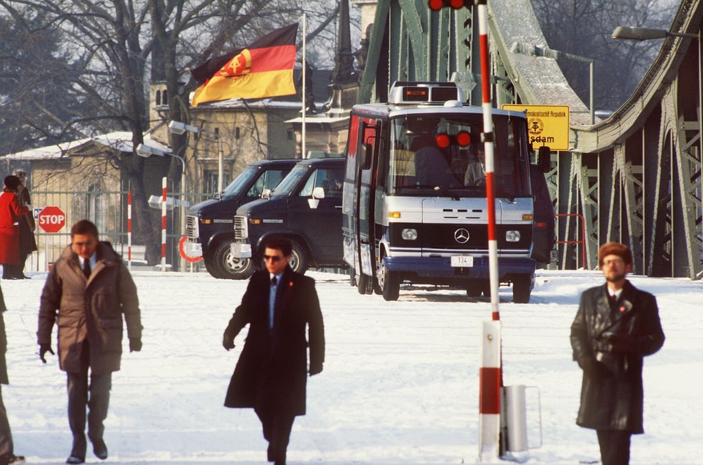 Hier fanden spektakuläre Gefangenenaustausche zwischen Ost und West statt: Die Glienicker Brücke (hier ein Archvilbild von 1986) verbindet West-Berlin mit dem damaligen DDR-Bezirk Potsdam.