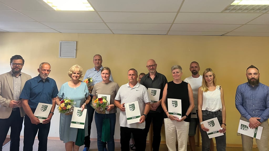 Gemeindebürgermeister Maik Berger (links) begrüßt die neuen Ortsbürgermeister im Amt: Klaus Moetefindt in Eilsdorf, Waltraud Beck in Schlanstedt, Olaf Beder in Badersleben, Jenny Kräcker in Aderstedt, Ricardo Dunker in Dedeleben, Thomas Steckhan in Dingelstedt, Diana Wenig in Eilenstedt, Matthias Winkler in Pabstorf, Joanna Wegewitz in Huy-Neinstedt und Falko Knocke in Vogelsdorf.