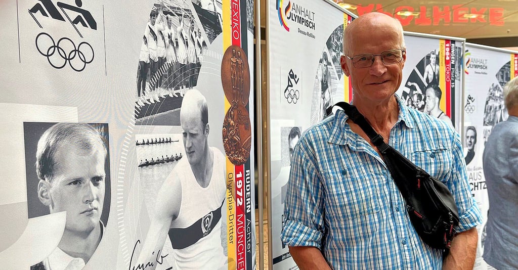 Hartmut Schreiber, Bronzemedaillen-Gewinner 1972 im Ruder-Achter, vor seiner Olympia-Tafel.