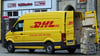Ein Zustellfahrzeug von DHL steht an einer Straße. Der Bonner Logistiker hat in seinem Stammgeschäft - der Brief- und Paketbeförderung in Deutschland - bessere Geschäfte gemacht.