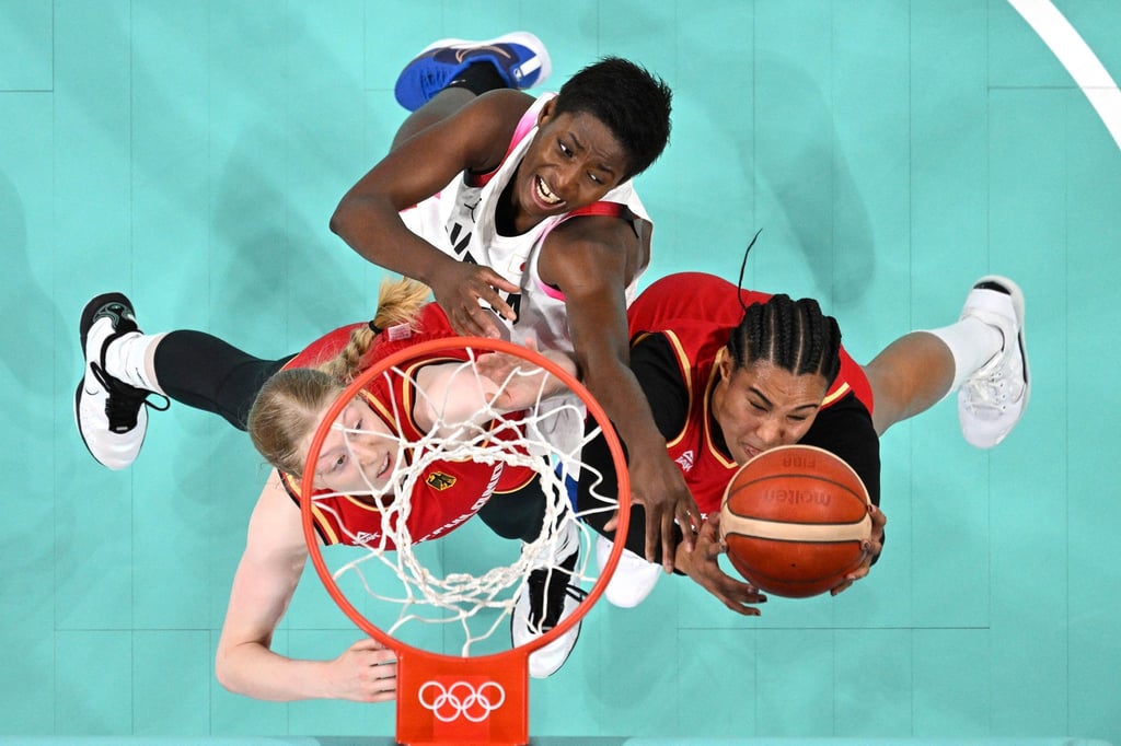 Satou Sabally (r.) und die deutschen Basketballerinnen haben bei Olympia auch ihr zweites Spiel gewonnen.