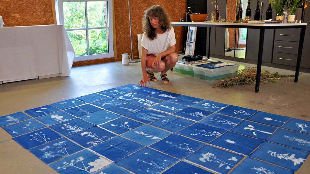 Die Stipendiatin Miriam Albert aus Halle präsentiert in ihrem Atelier auf dem Kunsthof in Dahrenstedt ihr Kunstprojekt. Sie hat es mit Hilfe von Cyanotypie angefertigt.
