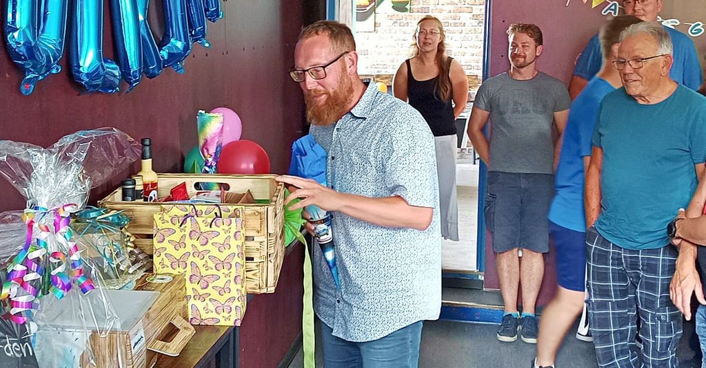 Fast wie am Geburtstag: Am letzten Arbeitstag des Genthiner Jugendhausleiters Sebastian Kroll schauten zahlreiche Weggefährten vorbei und brachten Geschenke mit.