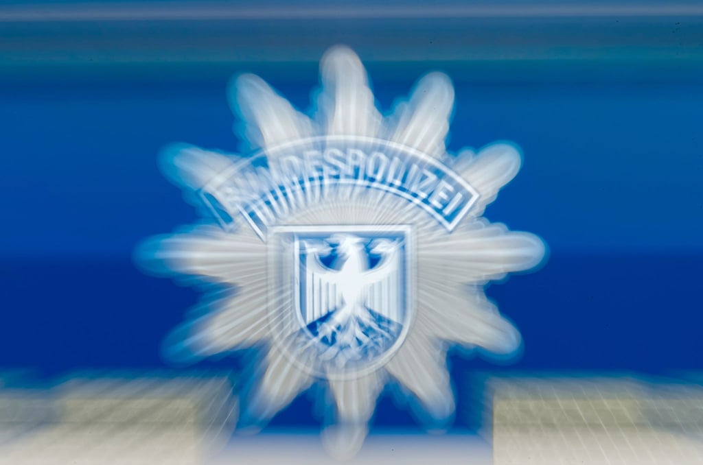Bei einem Einsatz am Bahnhof Lichtenberg nahmen Polizeibeamte einen Mann fest, der mit einer Softairwaffe in die Luft geschossen haben soll. (Symbolbild)